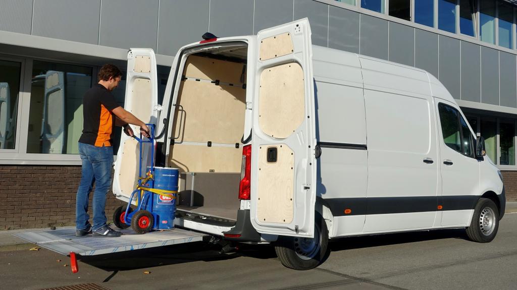 Mercedes-Benz vans for courier services and freight forwarding